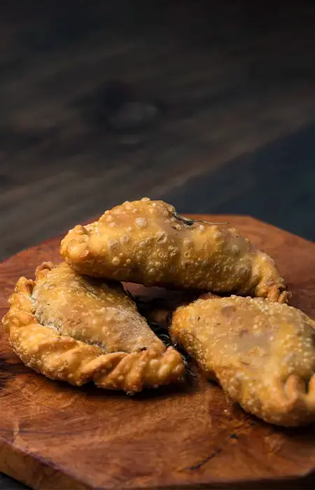 empanadas fritas sobre madera