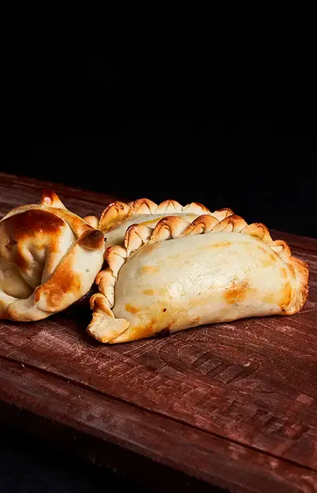 empanadas al horno sobre madera